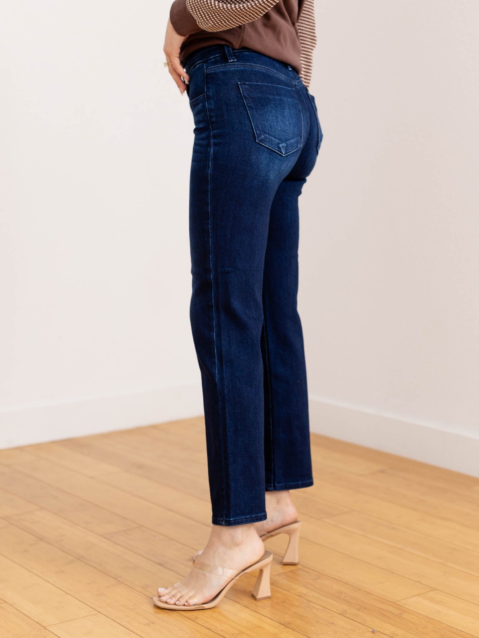 Kvinnor Mellanhöga Ankellånga Jeans med Rak Passform och Dragkedjegylf