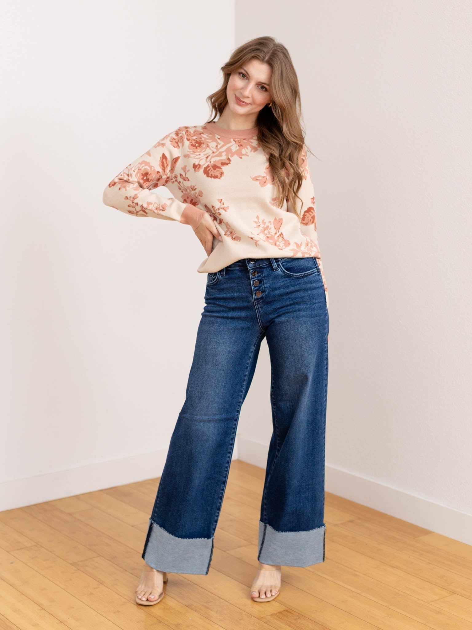 Kvinnors högmidjade vida jeans med knappgylf och uppvikta benslut
