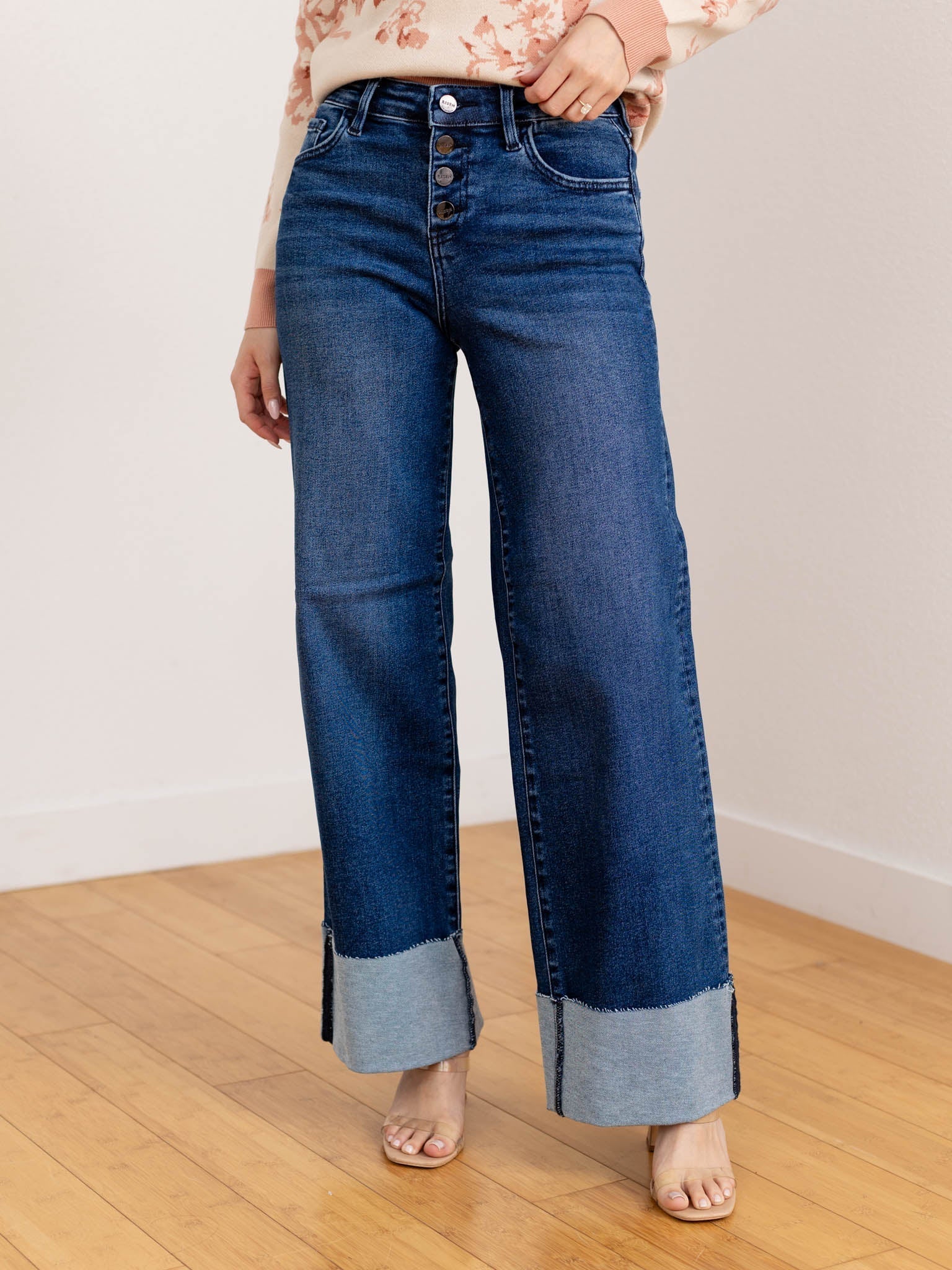 Kvinnors högmidjade vida jeans med knappgylf och uppvikta benslut