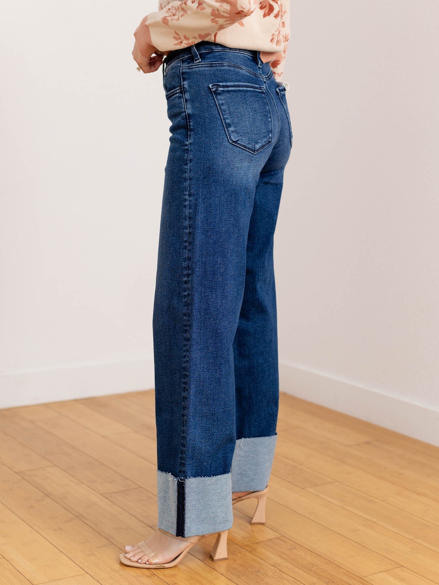 Kvinnors högmidjade vida jeans med knappgylf och uppvikta benslut