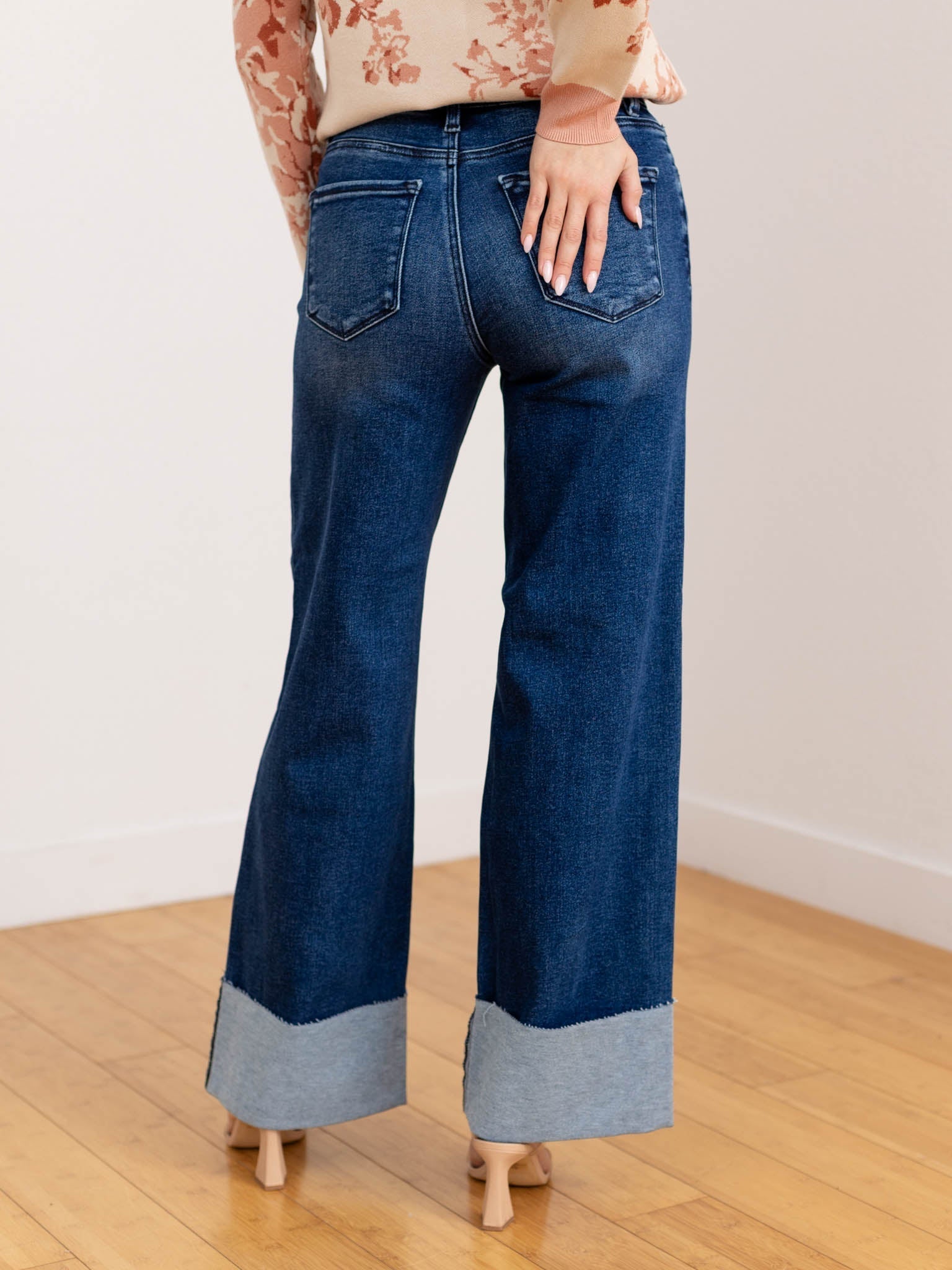 Kvinnors högmidjade vida jeans med knappgylf och uppvikta benslut